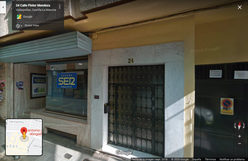 Portal de entrada del edificio de la calle Pintor Mendoza 24, dónde tiene su despacho el abogado de lawyou antonio j. almarza garcía en el piso 3ºC